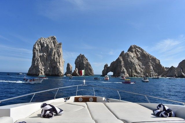 El Arco de Cabo San Lucas visto desde la proa de un yate