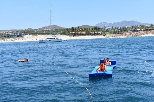 Tapete flotante y bañistas en Bahía Santa María, Los Cabos