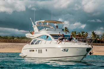 Yate con flybridge cerca de una playa de Los Cabos