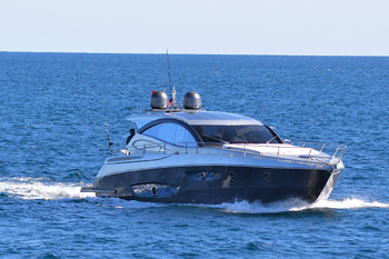 Yate deportivo navegando en Los Cabos