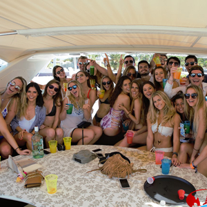 Grupo celebrando a bordo de un yate en Cabo