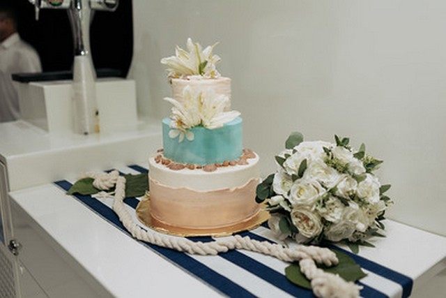 Pastel de bodas y flores blancas a bordo de un yate