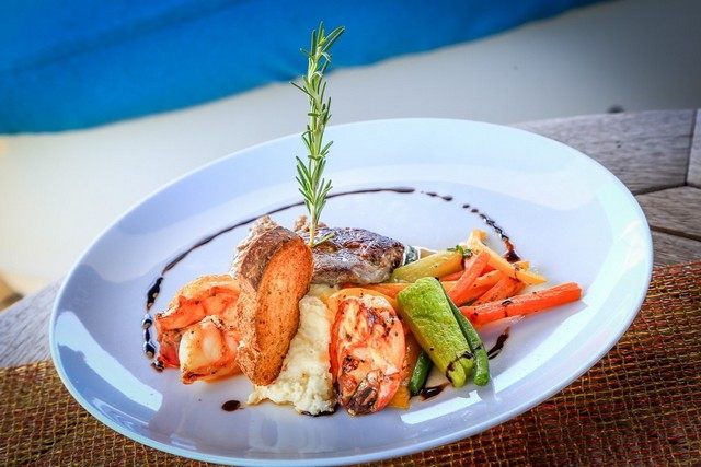 Platillo de mariscos servido a bordo de un yate