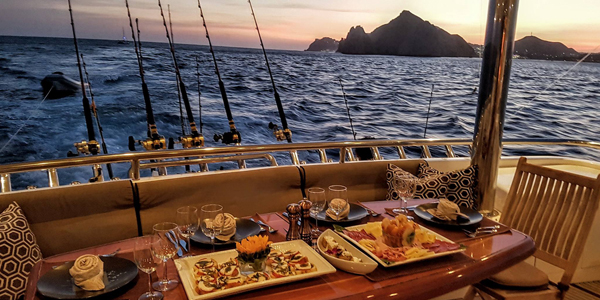 Mesa preparada en la cubierta de un yate al atardecer