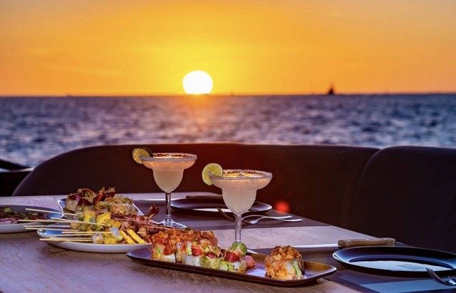 Cocteles y botanas en la cubierta de un yate al atardecer en Los Cabos